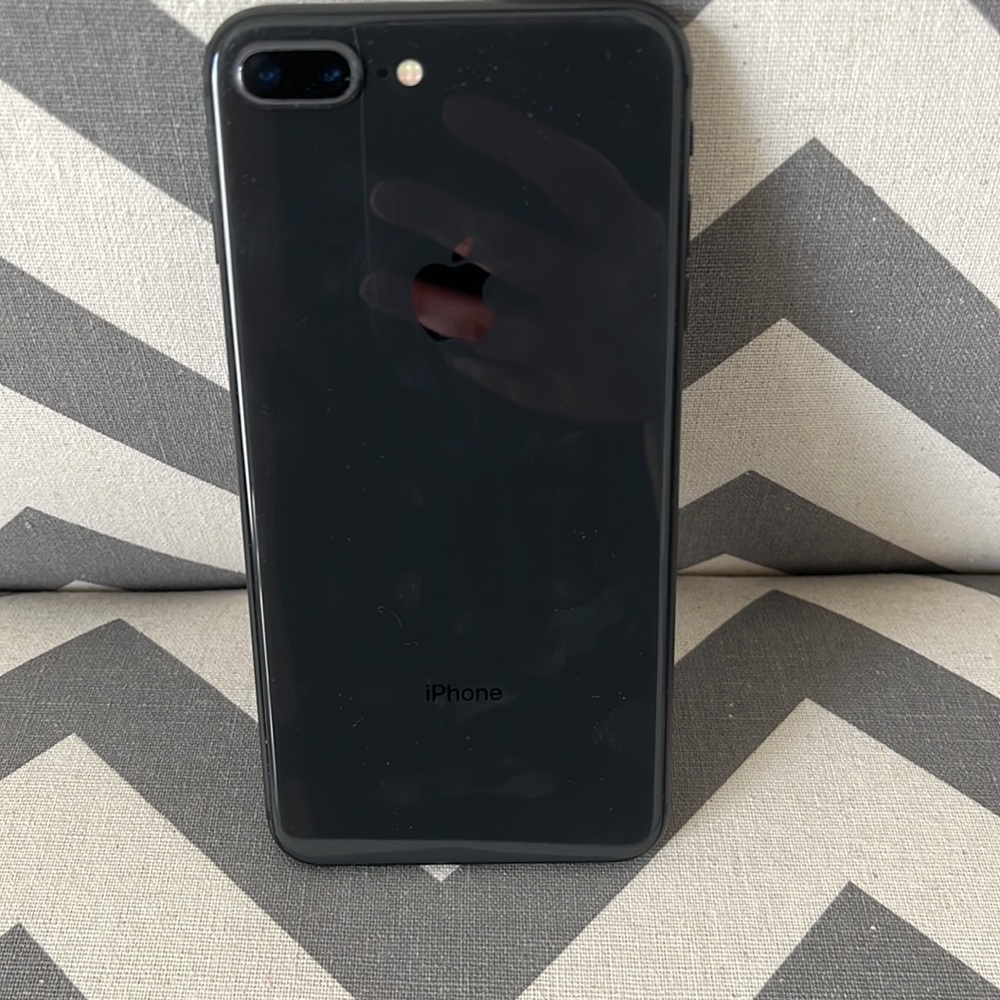 Apple iPhone 8 Plus - Picture 3 of 6